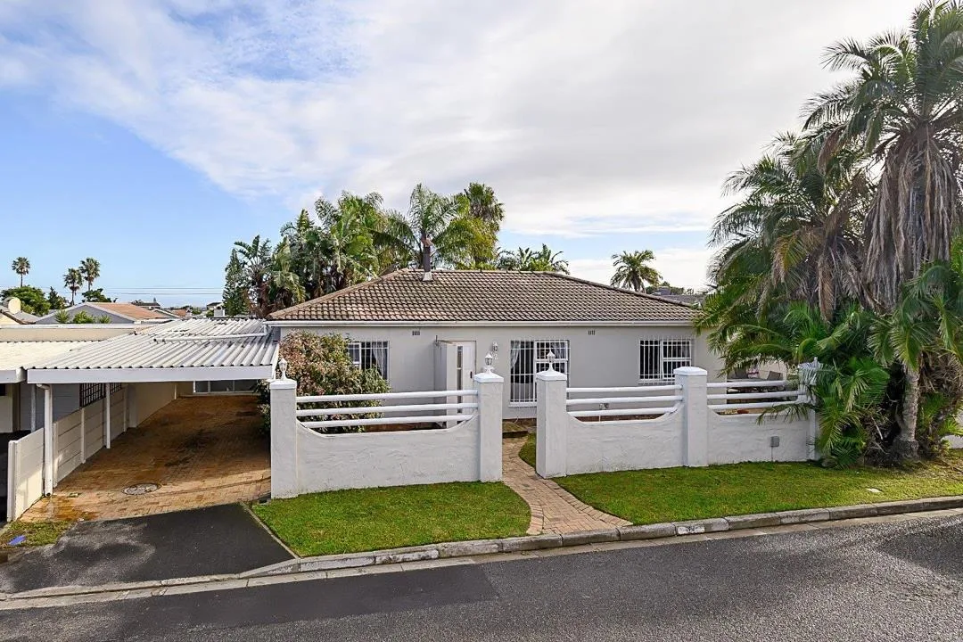 6 Bedroom House for sale in Bothasig