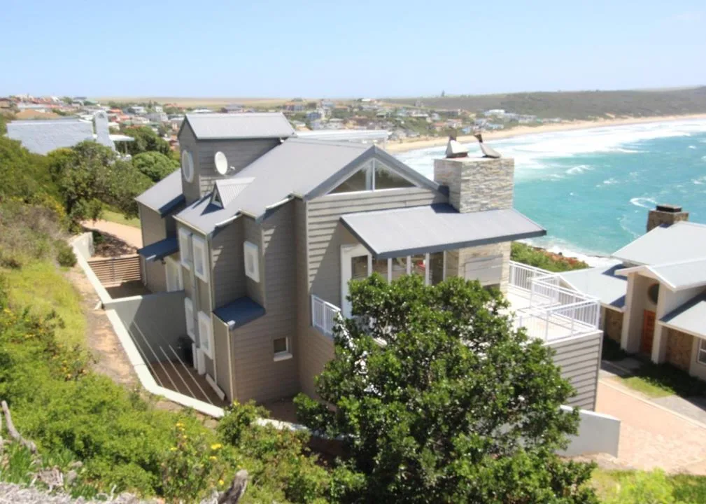 4 Bedroom House for sale in Vleesbaai