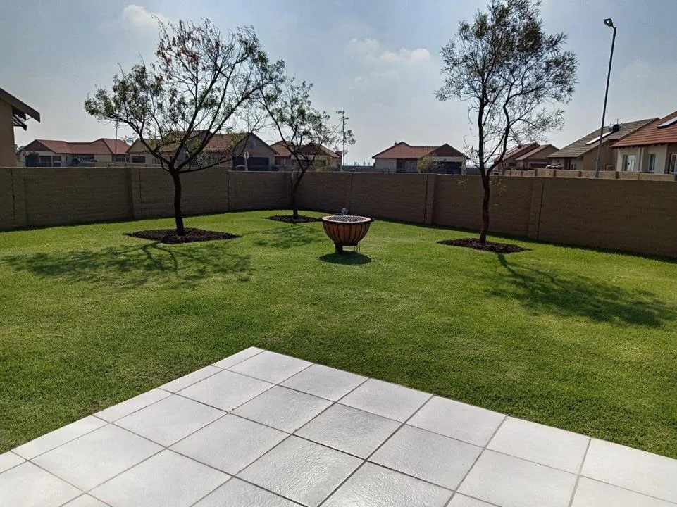 3 Bedroom Townhouse for sale in Waterkloof Hill Estate