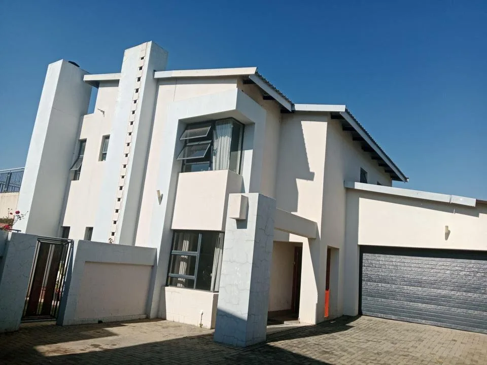 4 Bedroom Townhouse to rent in Thatchfield Close