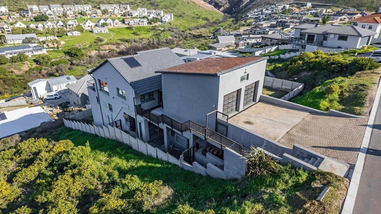 5 Bedroom House for sale in Island View