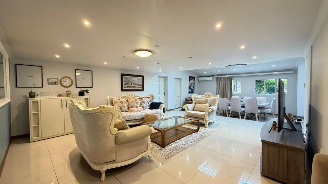 6 Bedroom House to rent in Bryanston