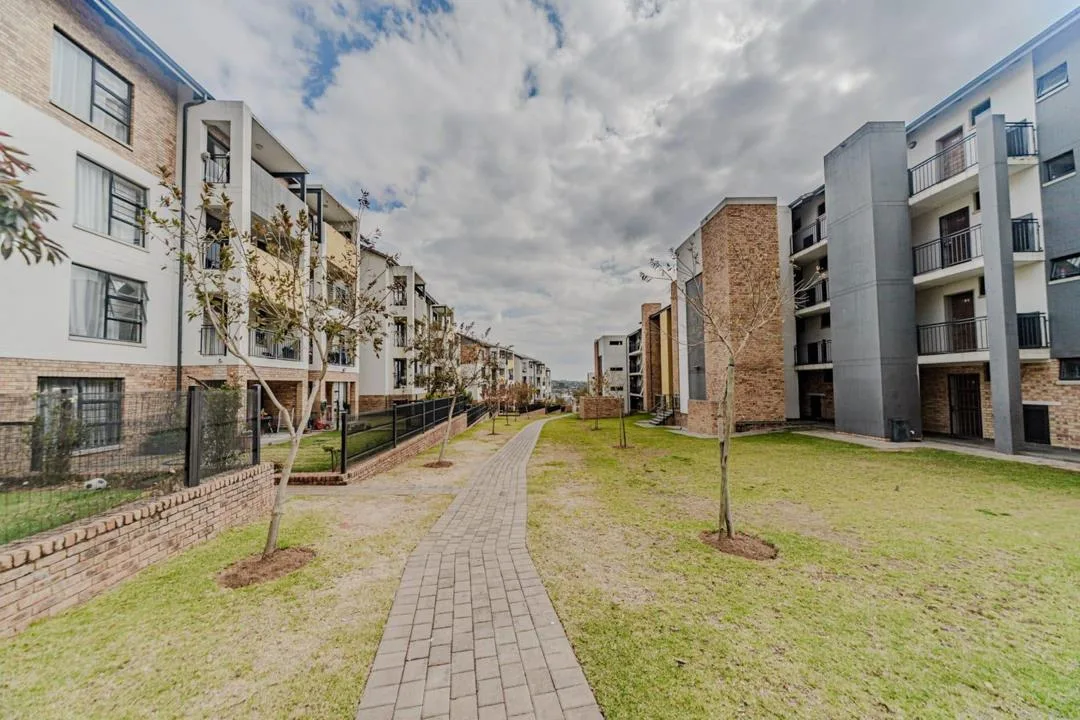 2 Bedroom Apartment / flat to rent in Rooihuiskraal North
