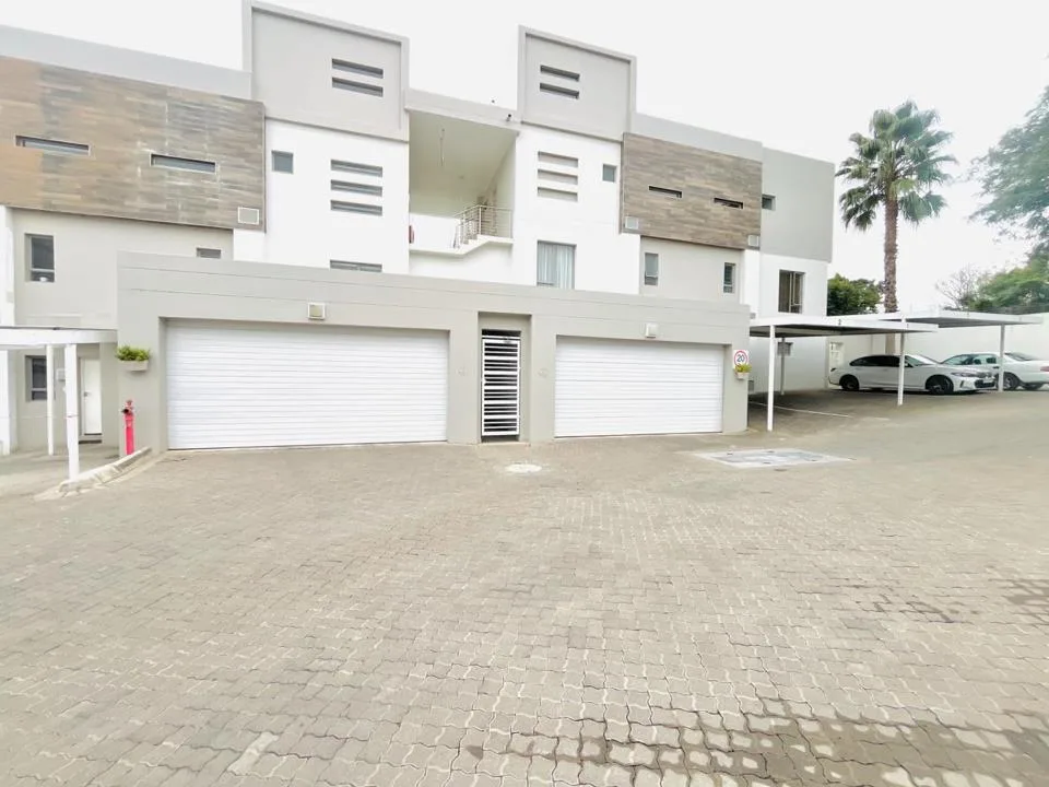 3 Bedroom Apartment / flat to rent in Bryanston