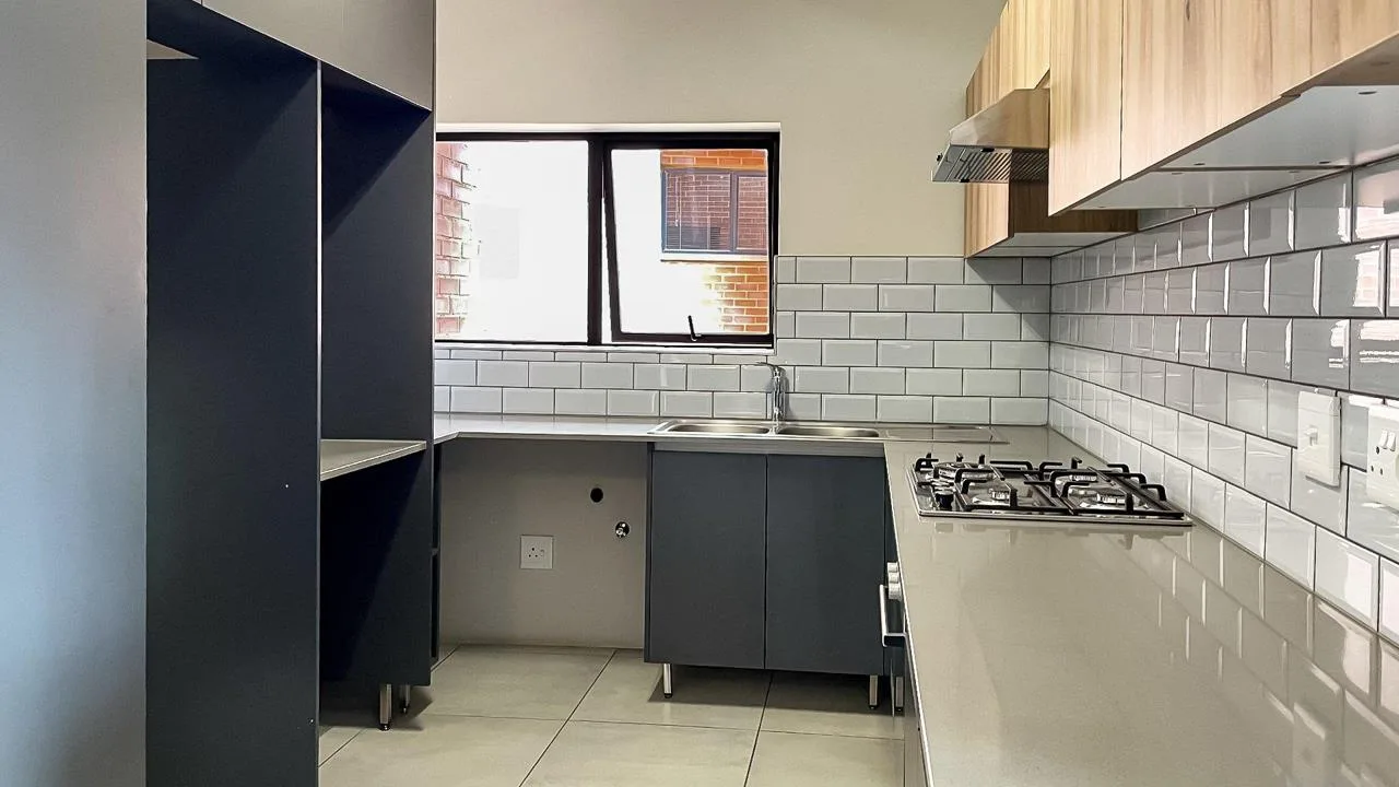 3 Bedroom Apartment / flat to rent in The Precinct