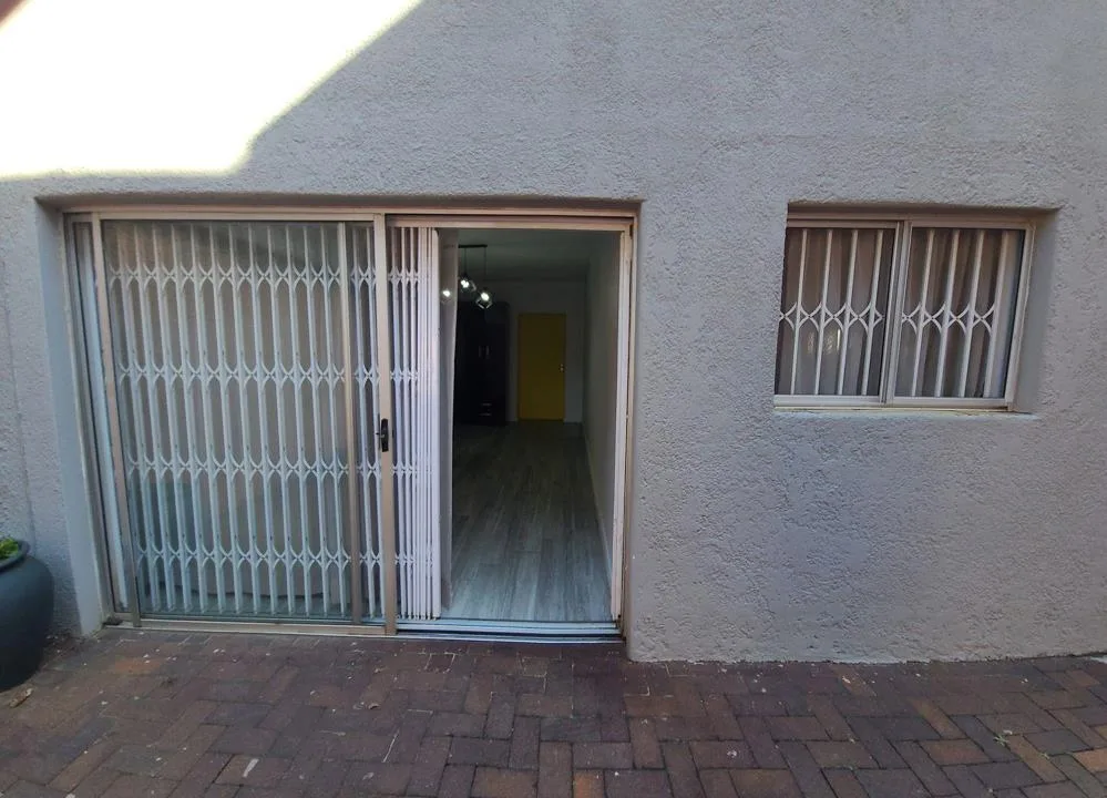 1 Bedroom House to rent in Houghton Estate