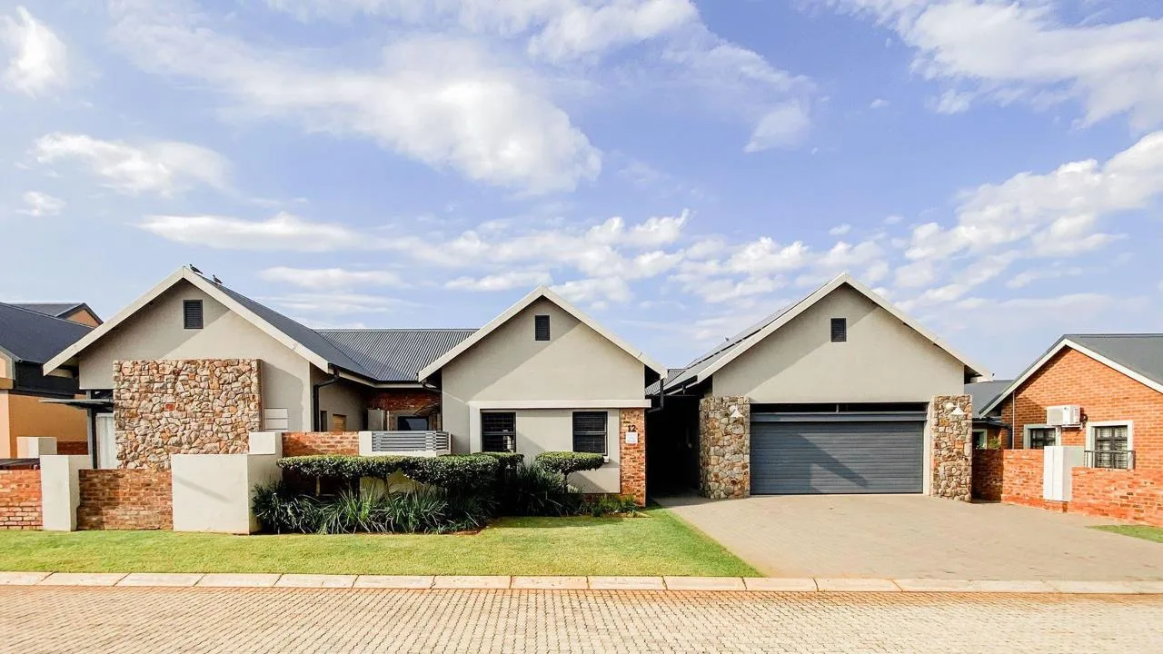 3 Bedroom House for sale in De Land Estate