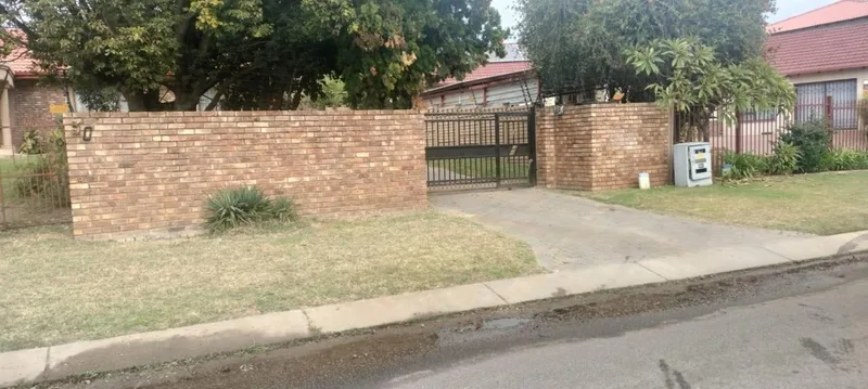 1 Bedroom House to rent in The Reeds