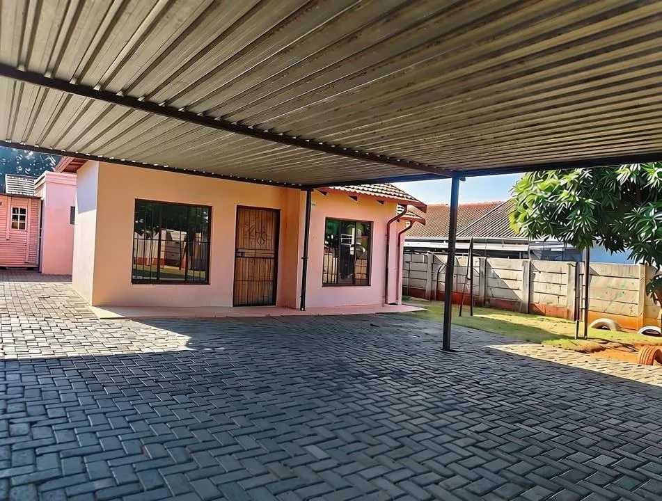 2 Bedroom House for sale in Tlhabane West