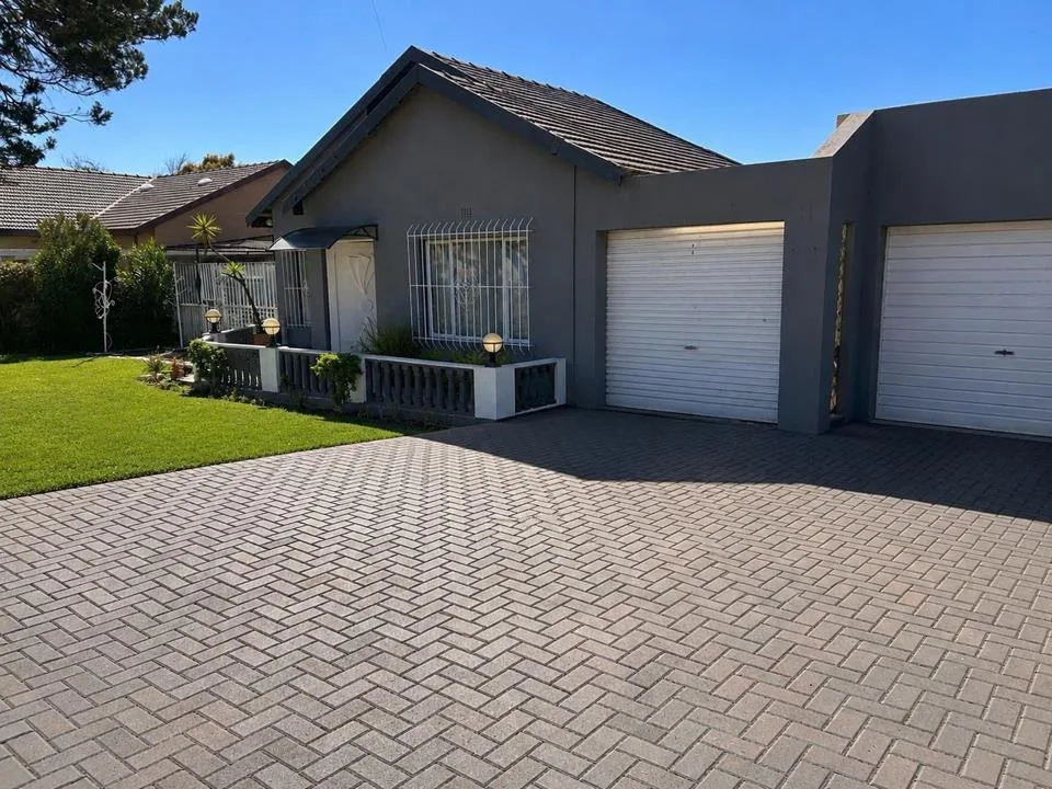 3 Bedroom House to rent in Florida Lake