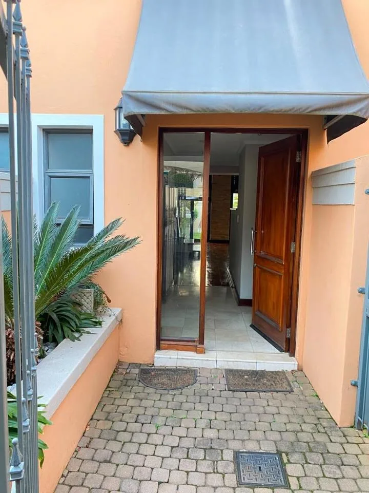 Townhouse to rent in Bedford Gardens