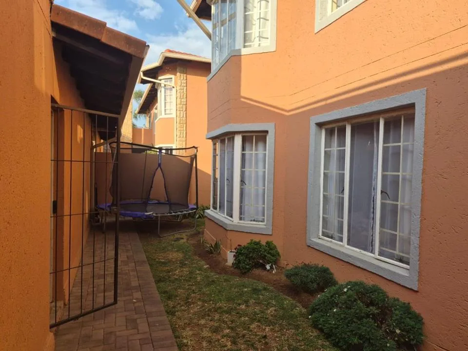 3 Bedroom Townhouse to rent in Glen Marais