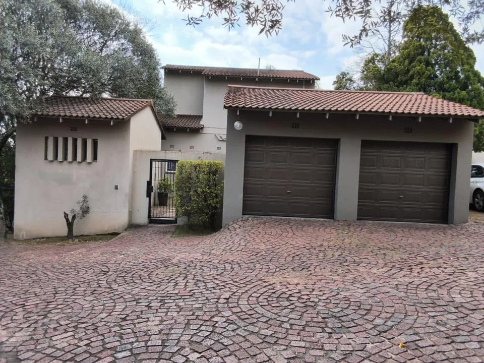 3 Bedroom Townhouse to rent in Bryanston West