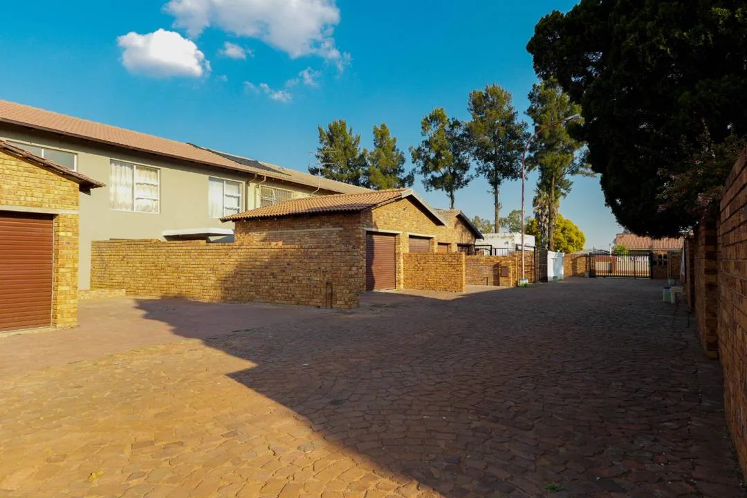 3 Bedroom Apartment / flat to rent in Dersley