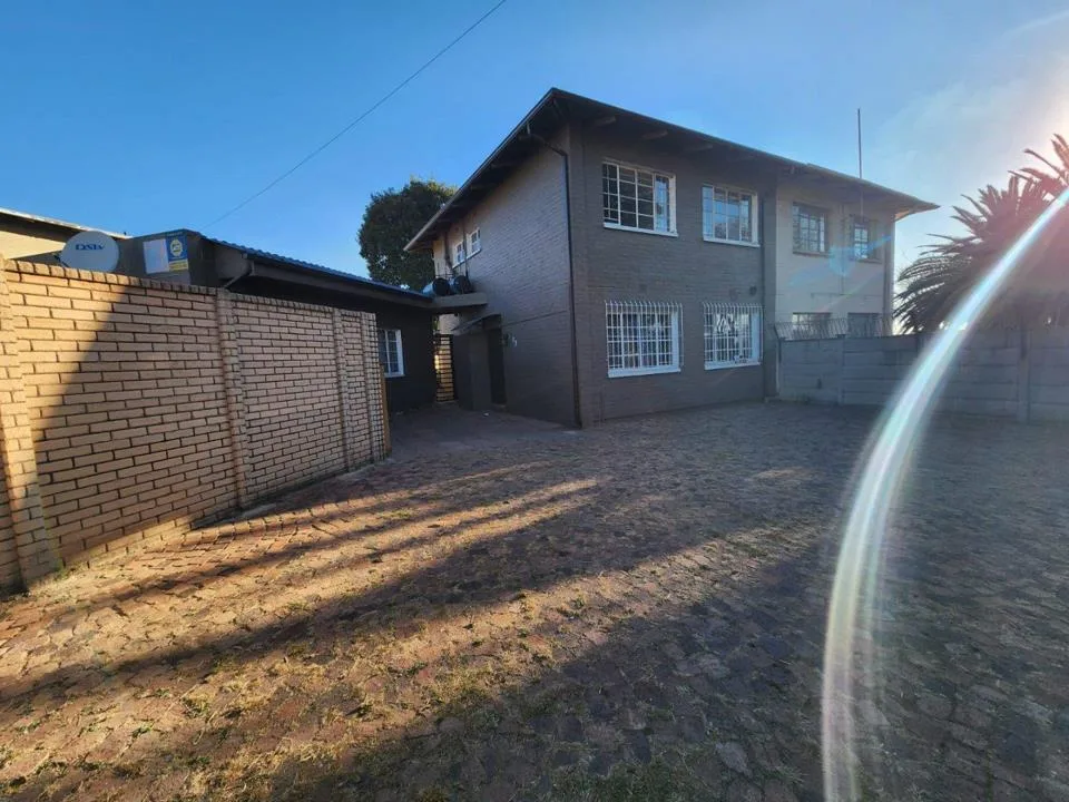 3 Bedroom House to rent in Crown Gardens