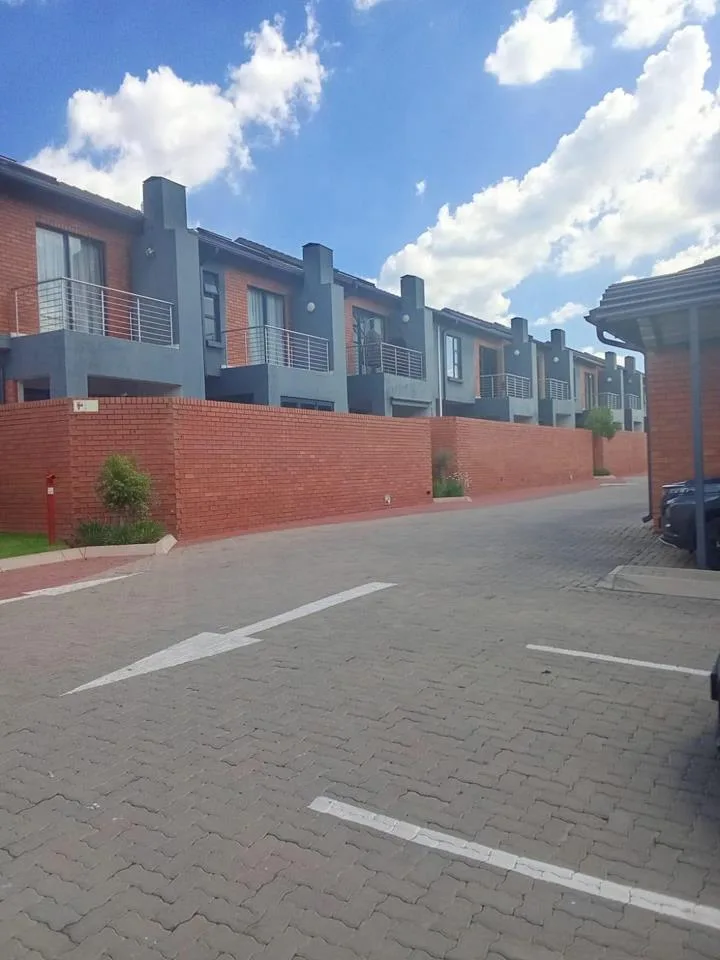 3 Bedroom Apartment / flat to rent in Montana