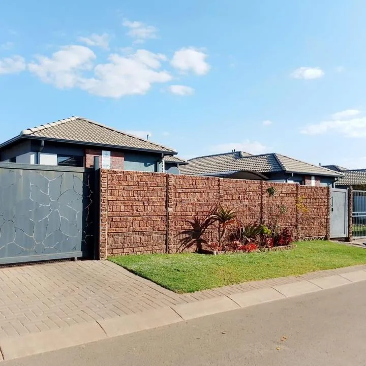 4 Bedroom House to rent in Sky City