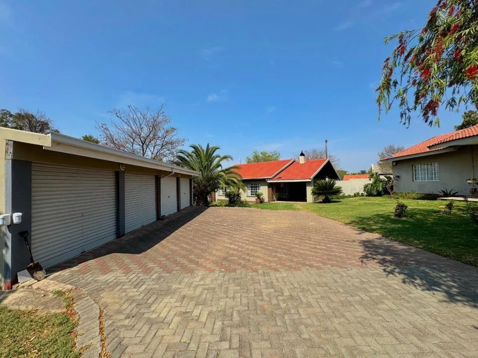 4 Bedroom House to rent in Schuinshoogte