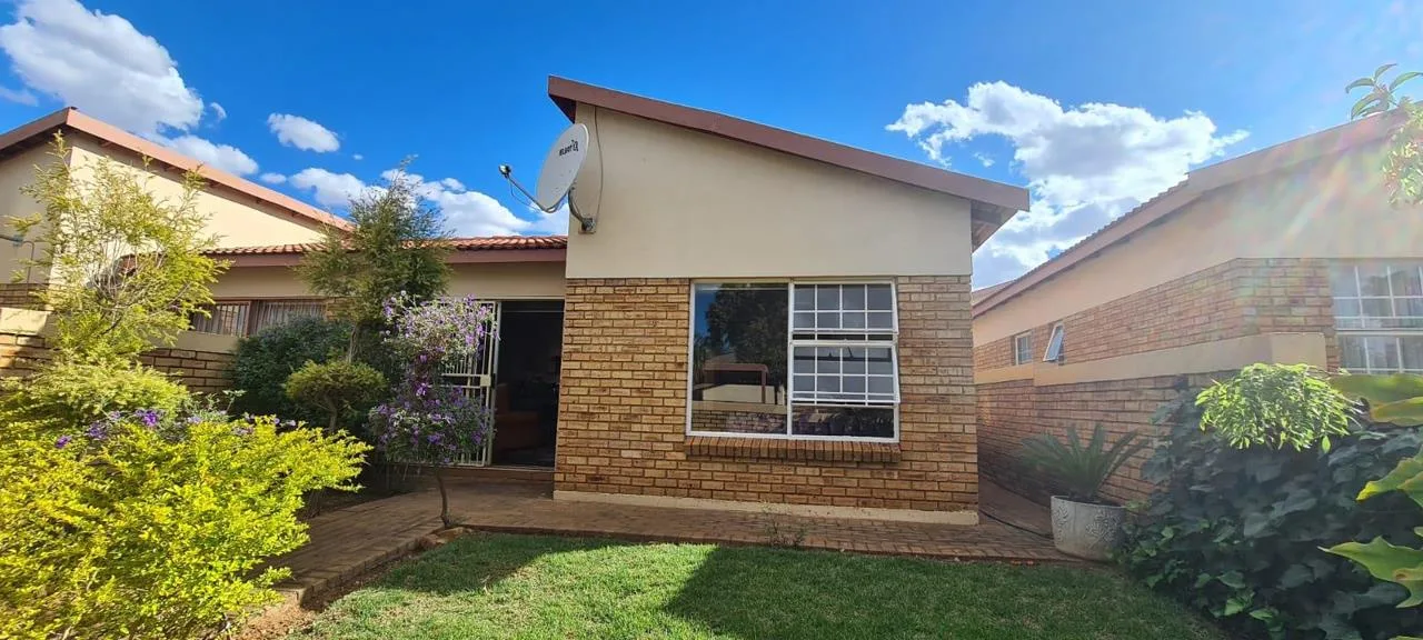 2 Bedroom Townhouse to rent in Heuwelsig Estate