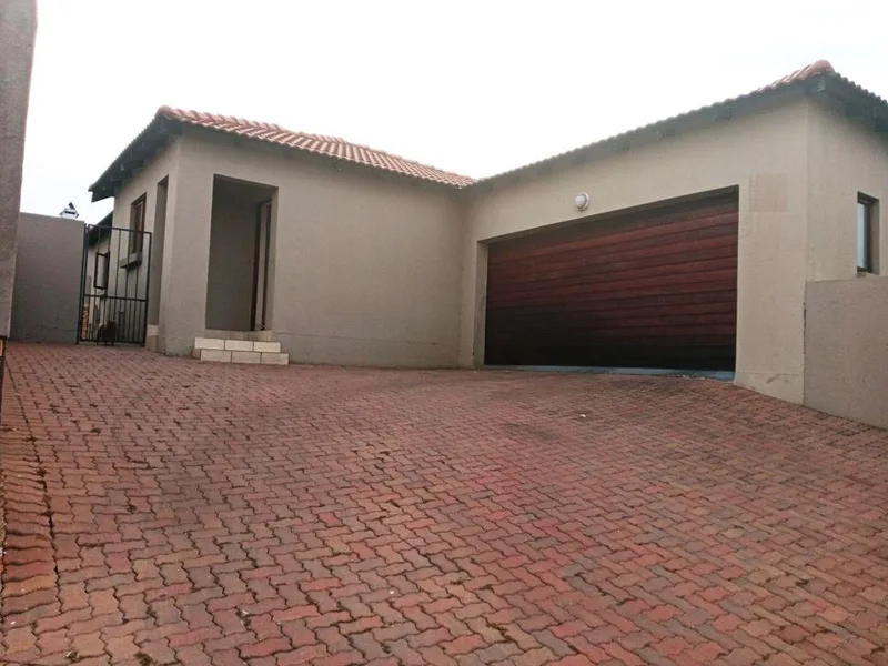 3 Bedroom Townhouse to rent in Thatchfield Estate