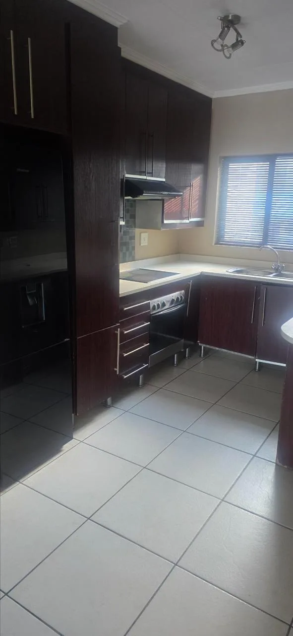 3 Bedroom Apartment / flat to rent in Greenstone Hill
