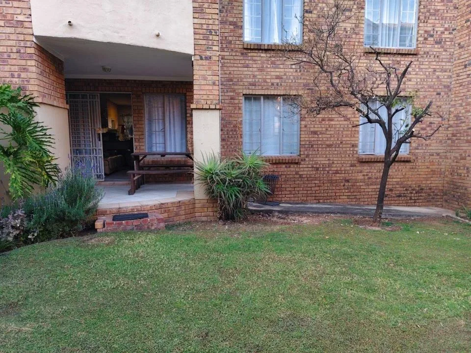 2 Bedroom Apartment / flat to rent in Die Hoewes