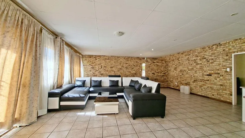 6 Bedroom Townhouse for sale in Kannoniers Park
