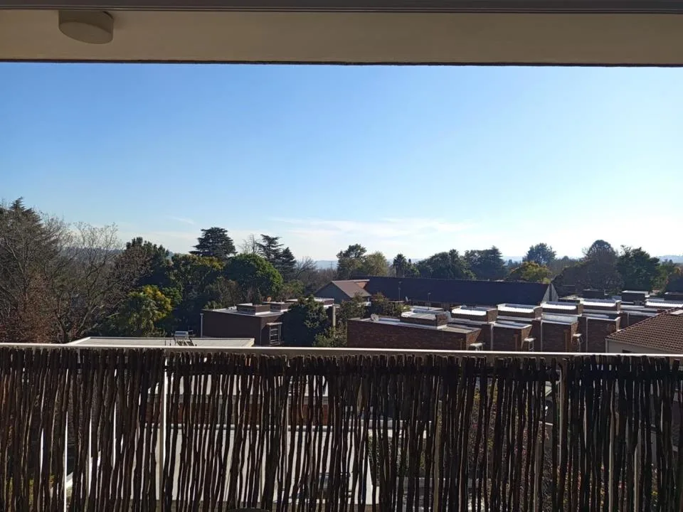 3 Bedroom Apartment / flat to rent in Essexwold