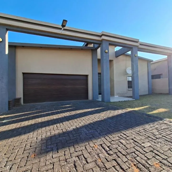 3 Bedroom Townhouse to rent in Bergsig