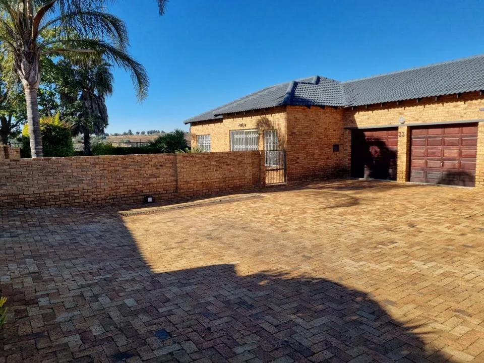 3 Bedroom Townhouse to rent in Ruimsig AH