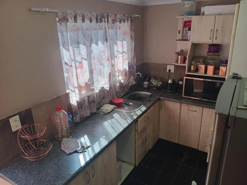 2 Bedroom House to rent in Lombardy East