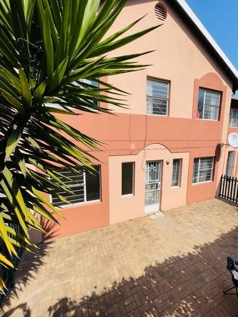 2 Bedroom Townhouse to rent in Castleview