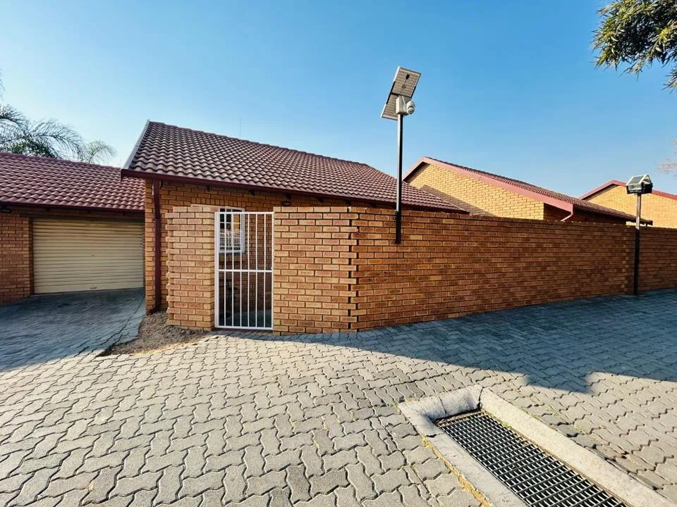 2 Bedroom Townhouse to rent in Rooihuiskraal