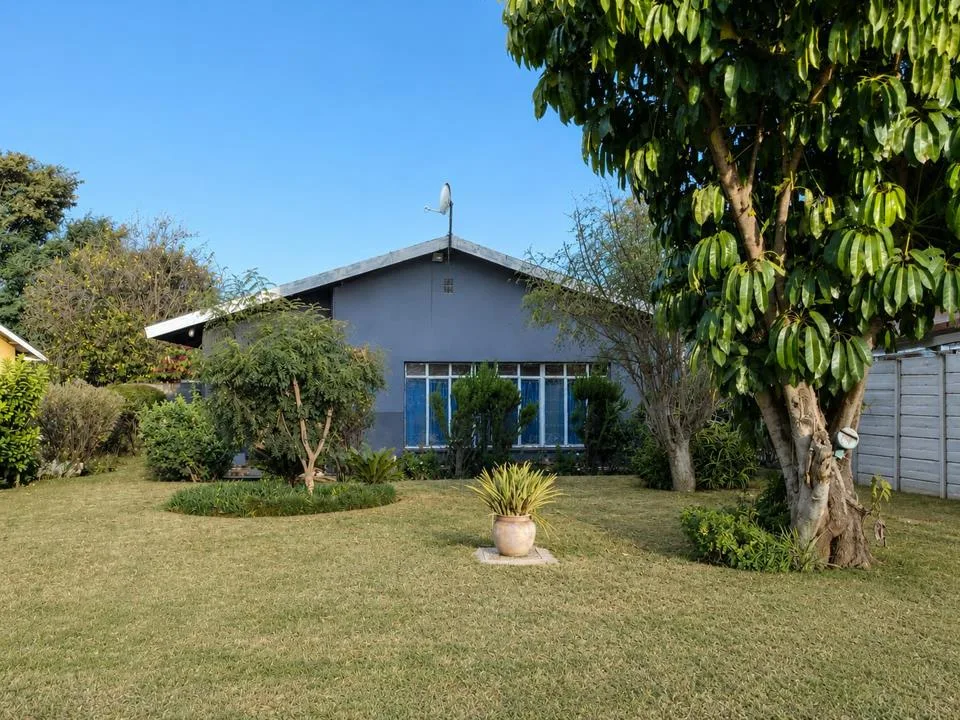 4 Bedroom House for sale in Oos Einde