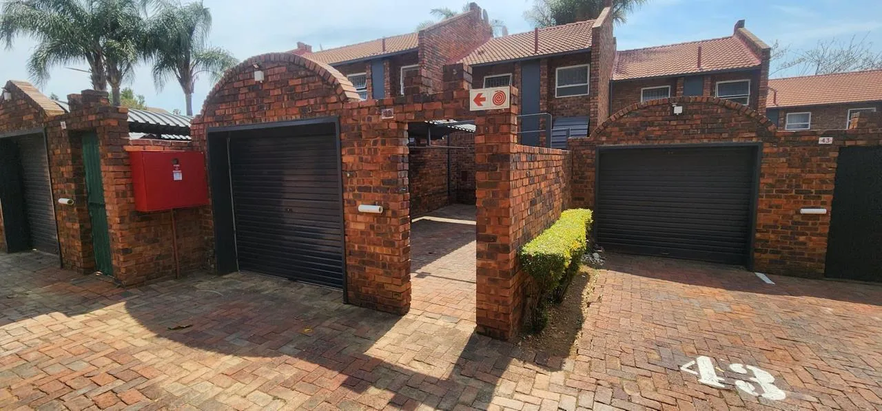 2 Bedroom Townhouse to rent in Garsfontein