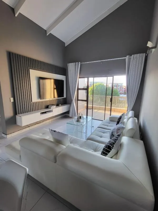 3 Bedroom Apartment / flat to rent in Greenstone Hill