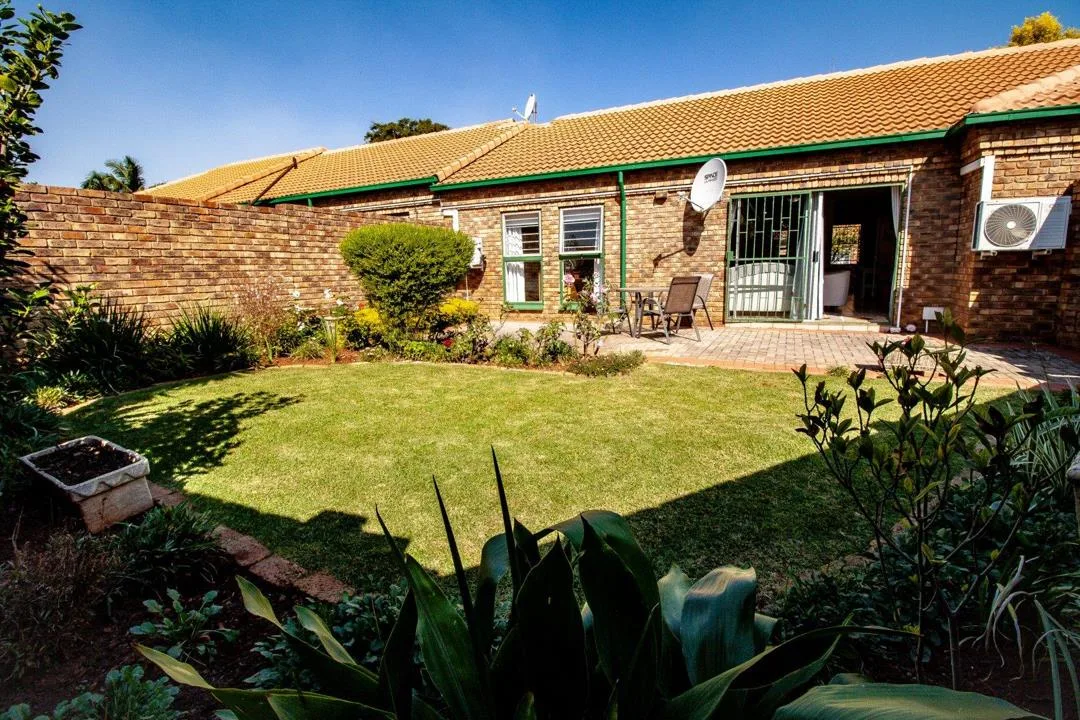 2 Bedroom Townhouse to rent in Die Hoewes