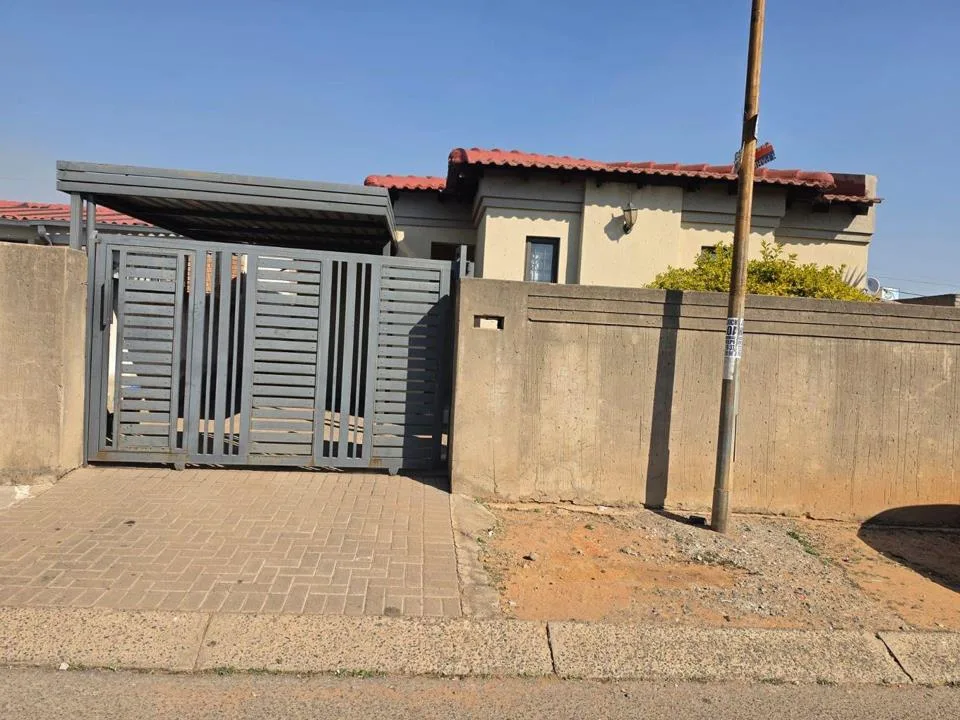 3 Bedroom House to rent in Diepkloof Zone 4