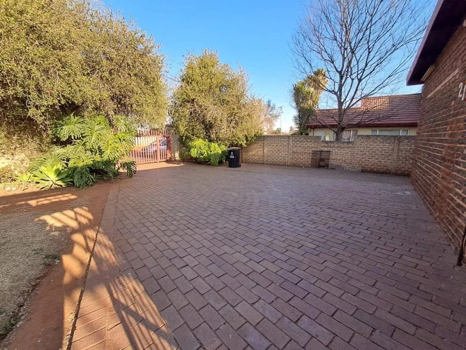 2 Bedroom House to rent in Dersley