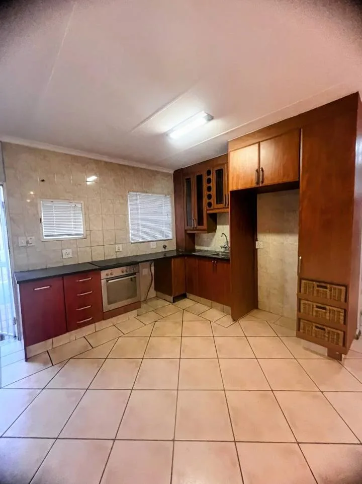 3 Bedroom Apartment / flat to rent in Morningside