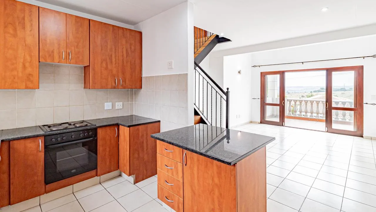 3 Bedroom Apartment / flat to rent in Paulshof