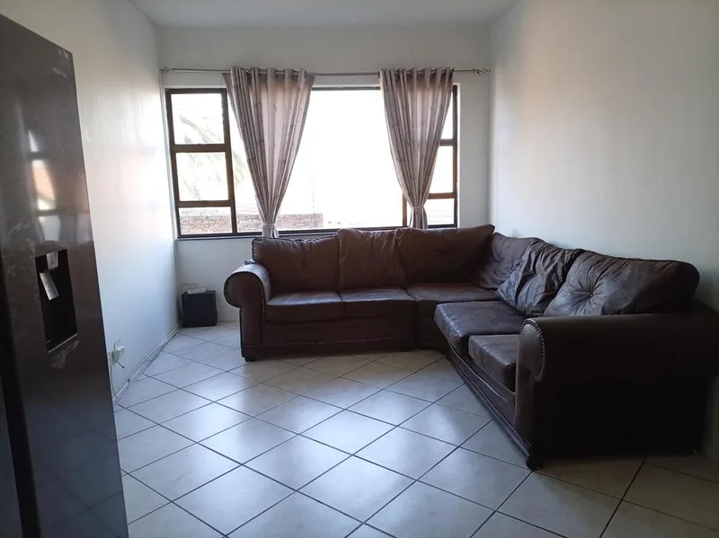 2 Bedroom Apartment / flat to rent in Lombardy East
