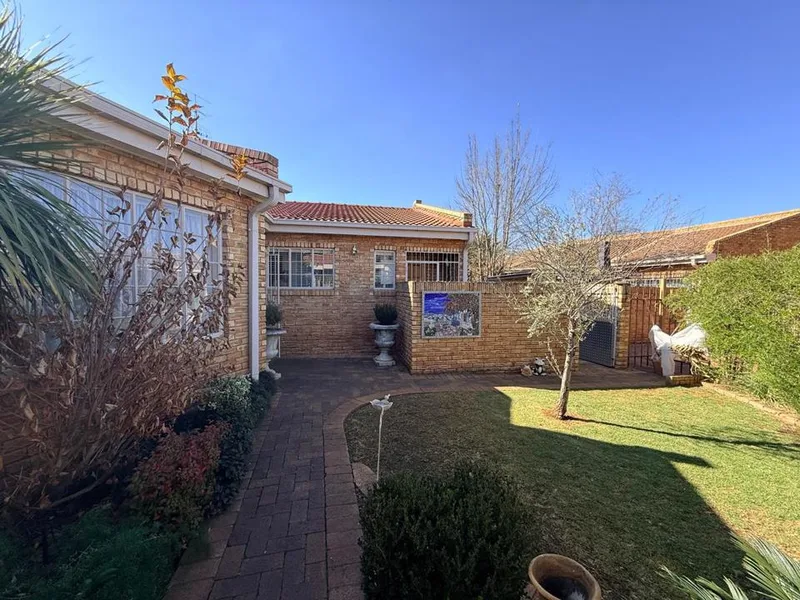 3 Bedroom Townhouse for sale in Baillie Park