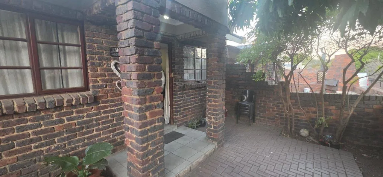 2 Bedroom Townhouse for sale in Geelhoutpark