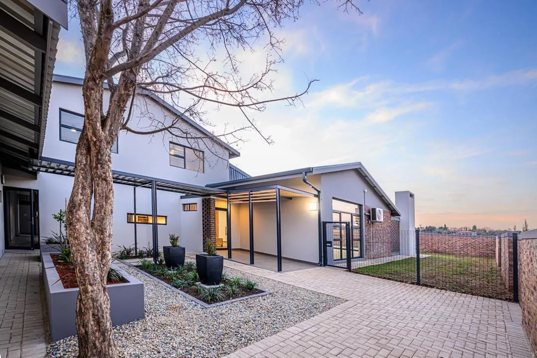 5 Bedroom House for sale in Van Der Hoff Park