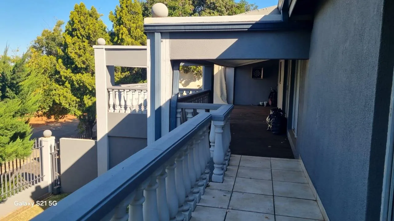 6 Bedroom House for sale in Doringkruin