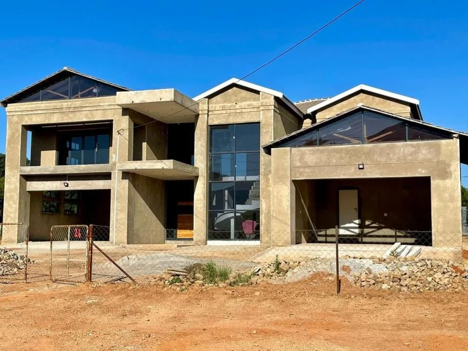 5 Bedroom House for sale in Olifantsnek