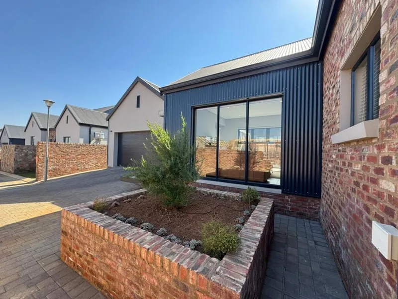 3 Bedroom House for sale in De Land Estate
