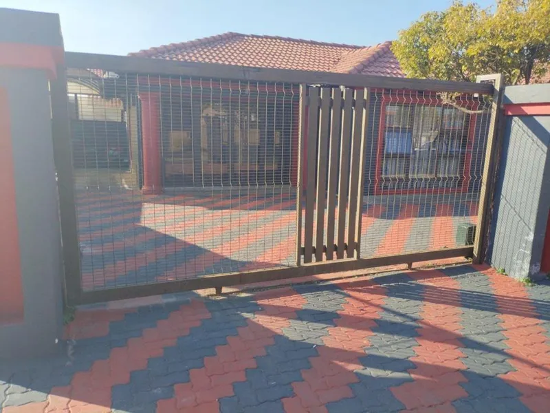 3 Bedroom House for sale in Tlhabane West