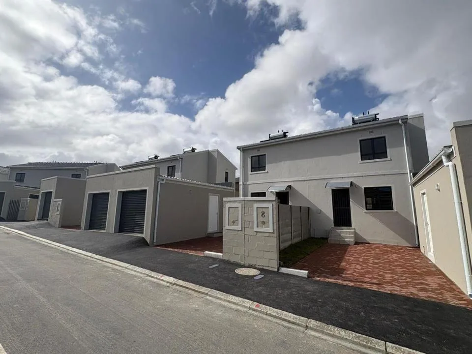 2 Bedroom House for sale in Cape Farms